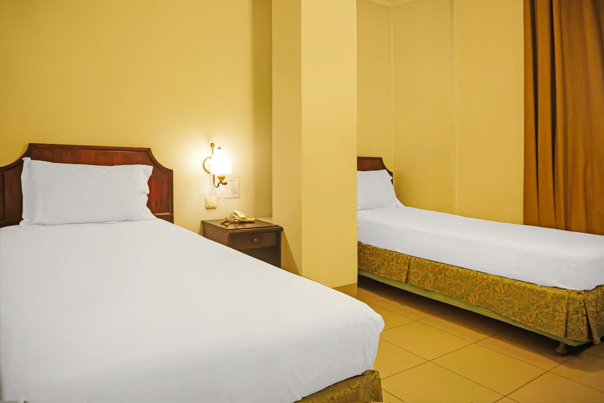 Super Oyo Collection O 92690 Hotel Limas Palembang Exterior photo