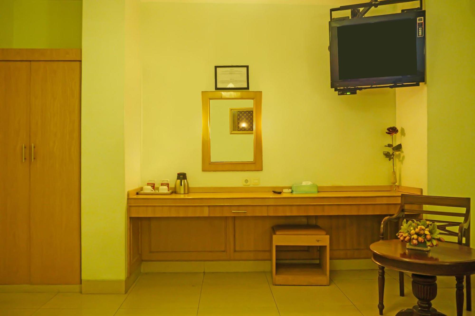 Super Oyo Collection O 92690 Hotel Limas Palembang Exterior photo