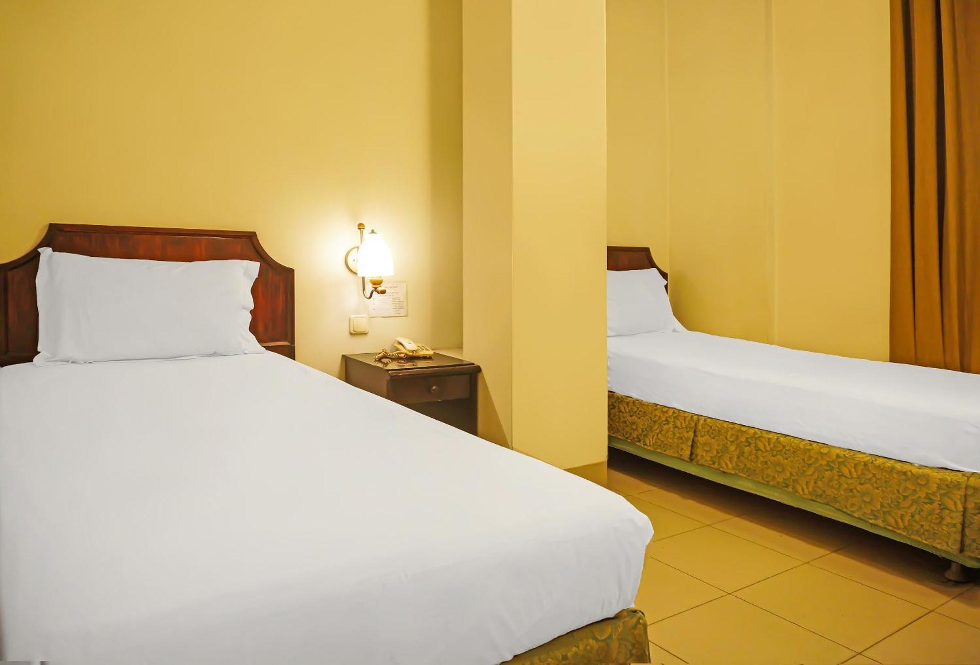 Super Oyo Collection O 92690 Hotel Limas Palembang Exterior photo